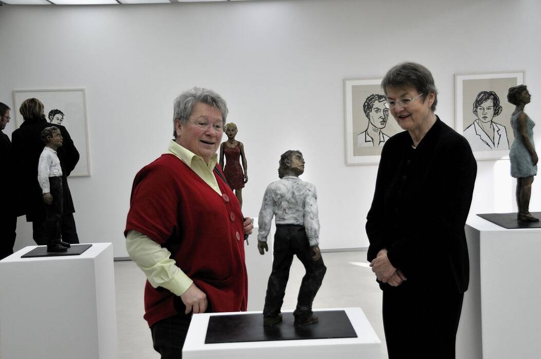Besucherinnen vor der Bronzeskulptur "Janus", 2007, von Stephan Balkenhol. Im Hintergrund drei figürliche Druckgrafiken.