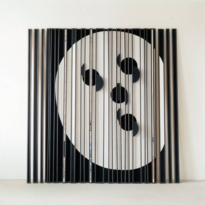 da capo, 2002 von Alfonso Hüppi. Mehrere vertikale, schwarze Balken, die eine halbkreisförmige, weiße Fläche mit mehreren schwarzen, organisch geformten Aussparungen umschließen. 