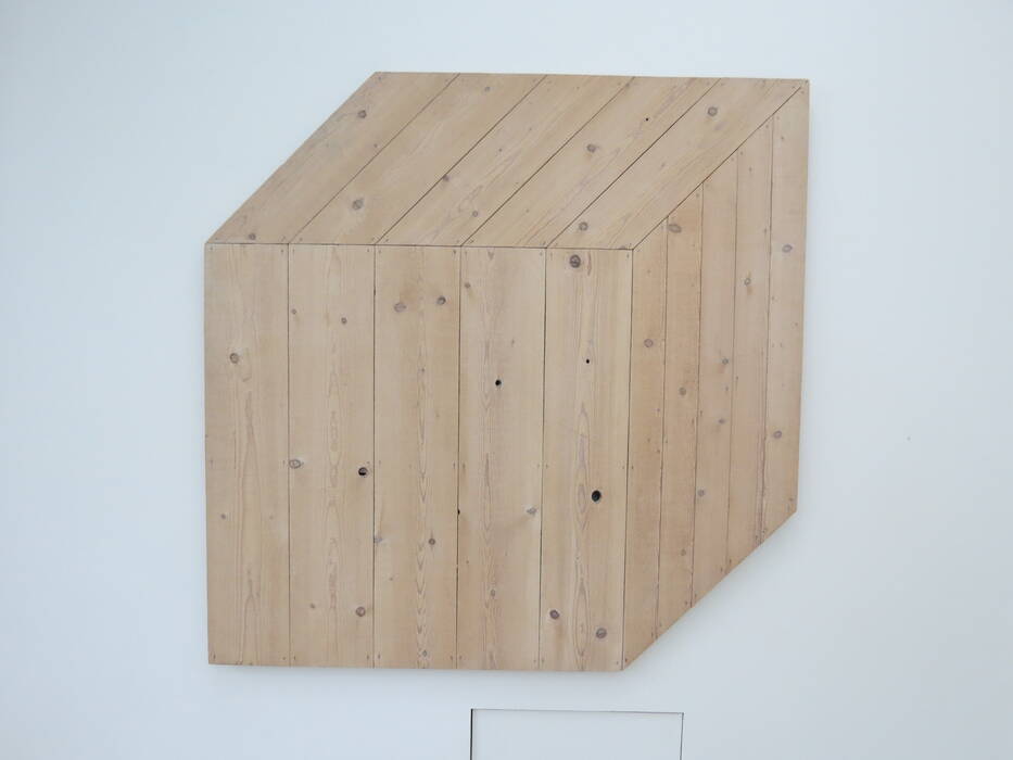 1975_004_H_Entwürfelungen, Alfonso Hüppi. Monochromes, großformatiges Holzwerk. Zweidimensionale Kiste aus Holzbrettern, die räumlich, dreidimensional wirkt.