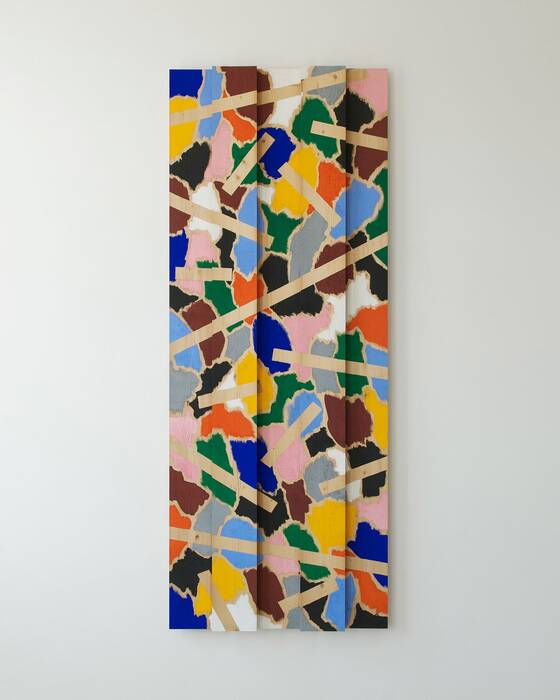 Holzrelief, 2010, von Alfonso Hüppi. Drei sich überlappende Latten bilden ein Rechteck. Unregelmäßige Farbflecken in Rosa, Gelb, Braun, Orange, Grün, Schwarz, Weiß und Blautönen. Helle, größendiverse Holzbalken sind ausgespart.