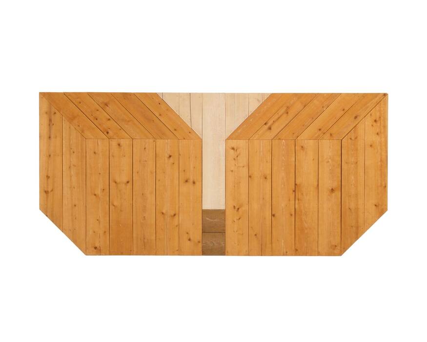 Holzwand von Alfonso Hüppi, 1974. Zweidimensionales Holzwerk: Zwei Kisten stehen nebeneinander, in konträrer Perspektive.