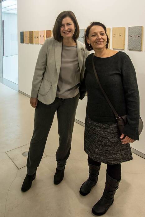 Galerieleiterin Holle Nann mit der Künstlerin Anja Luithle vor der Serie "Holzaugen". 