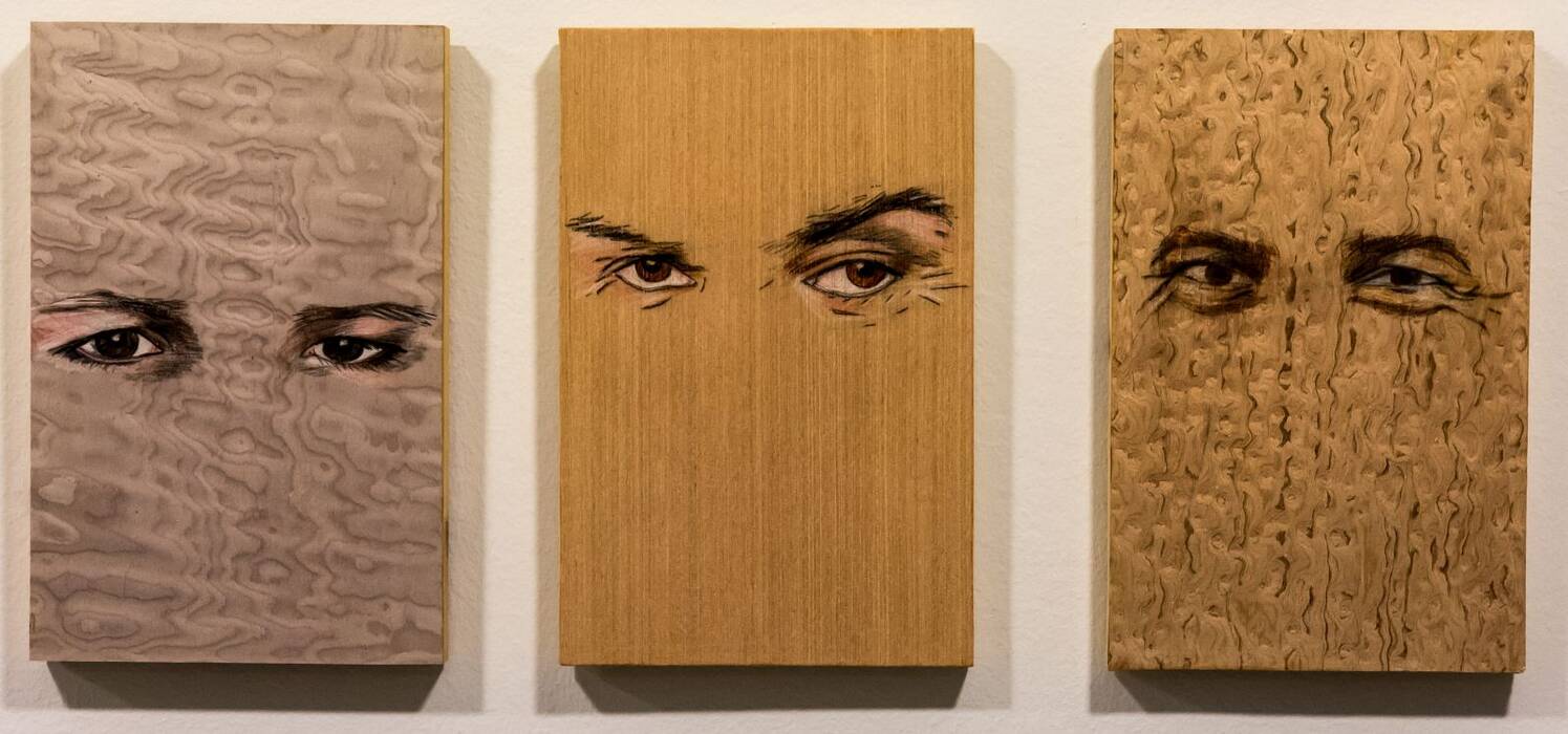 "Holzaugen",2016 von Anja Luithle. Buntstift auf Holzfurnier, montiert auf Kieferplatte, gewachst. Drei Holzplatten mit jeweils einem Augenpaar.