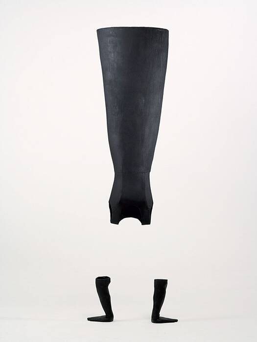 "kopfüber", 2007 von Anja Luithle. Ein schwarzes Kleid steht kopfüber im Raum.