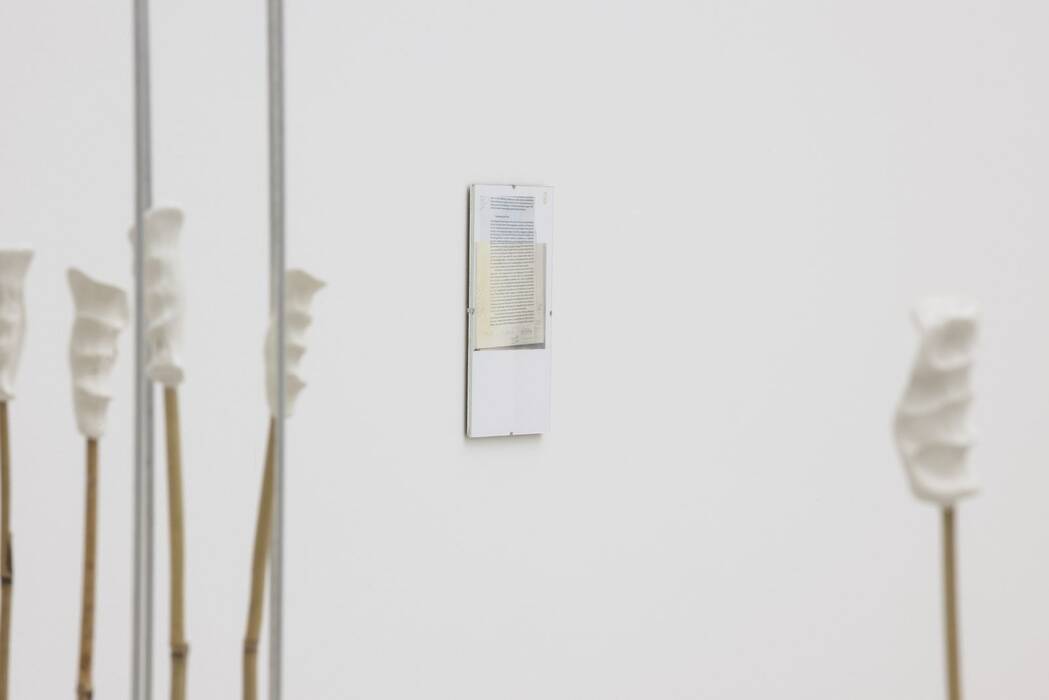 Philip Loerschs Zeichnung "Parallelführung" (nach Petra Gördüren), 2015, zeigt eine mikroskopisch genaue Handzeichnung. Eindruck einer abgegriffenen Fotokopie aus einem kunstwissenschaftlichen Buch mit hastig hingeworfenen Leseanmerkungen.