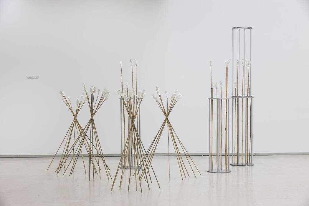 Objekt von Markus Merkle in der Ausstellung "ja natürlich" 2016. Bündel aus Bambusstäben mit modellierten Handgriffen von "version (mon santo)" erinnern an Kornähren. Eingebunden in zylinderförmige Metallgehäuse. 