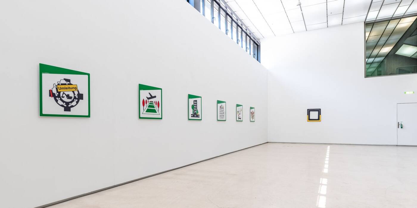 Eine Ausstellungswand mit quadratischen Piktogrammen. Ausstellung "City X - Ich, Ostfildern"