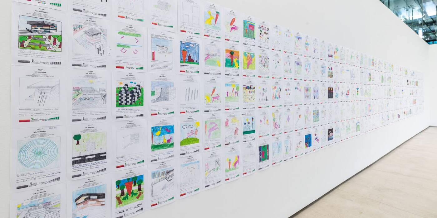 Ausstellung "City X - Ich, Ostfildern". Eine Galeriewand mit DIN A4 Bildern zum Thema "Wohn-, Arbeits - oder Freizeitort" der Bürger.