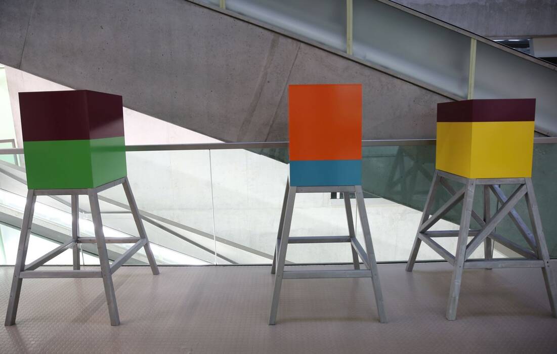 Minimalistische, abstrakte Bienenkästen von Bettina Bürkle.