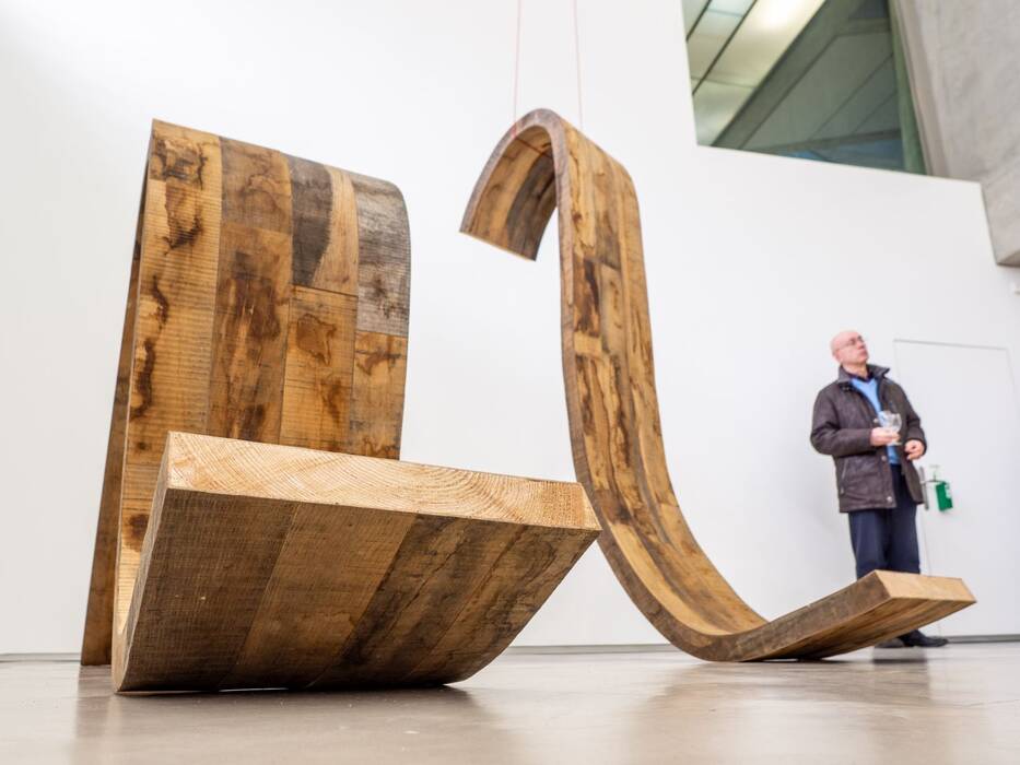 Zwei geschwungene Bodenskulpturen von Robert Steng in der Ausstellung "Brettspiele", 2020.