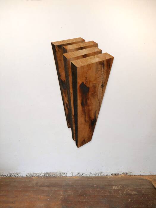 Robert Steng, "Was vom Fasse übrig blieb", 2019. Wandskulptur in Pseudo-3D-Effekt: Vier Hölzbretter stehen überlappend hintereinander.
