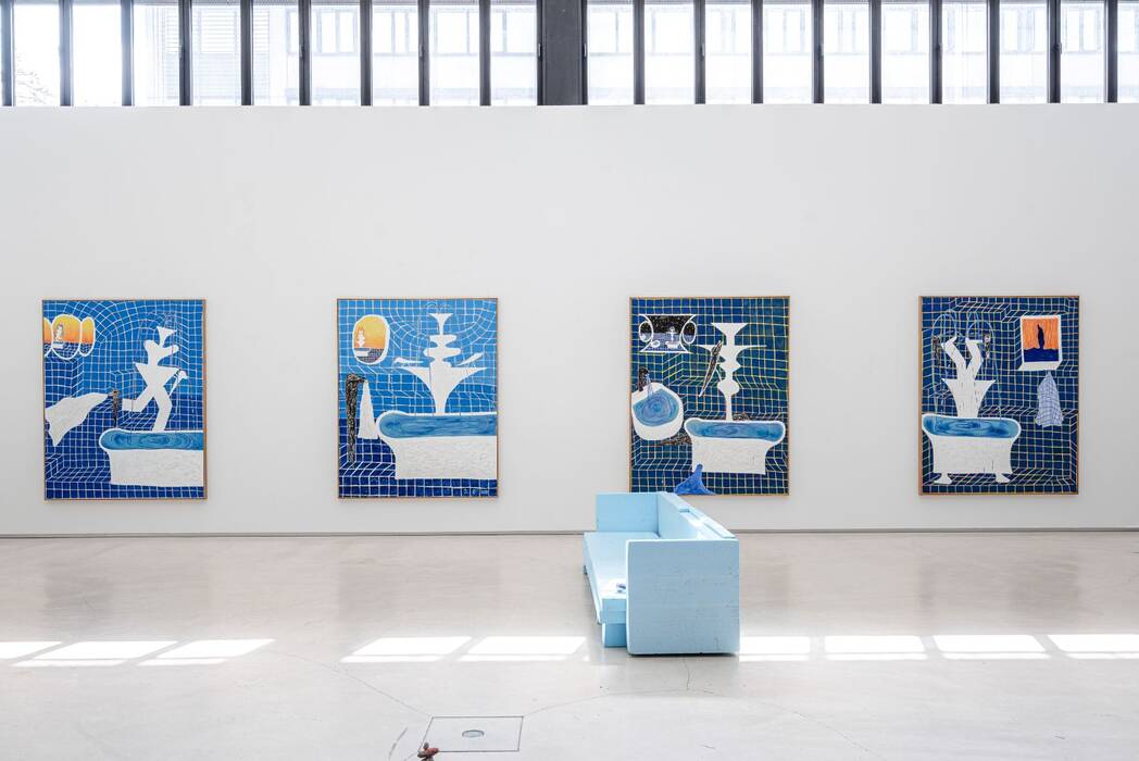 Ausstellungsansicht von Jan Zöller: Vier Malereien zeigen jeweils eine weiße Badewanne vor blauen Kacheln. Orange-gelbe Akzente im Komplementärkontrast.