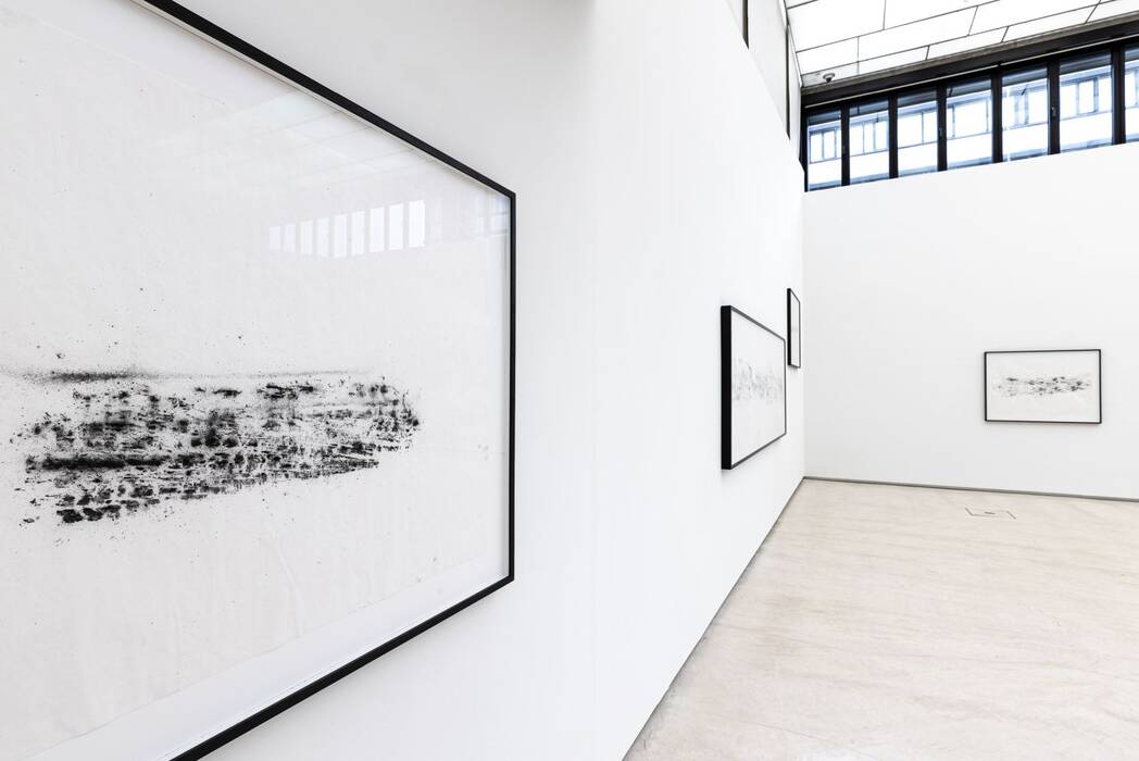 Ausstellungsansicht von Jeewi Lee. Vier minimalistische Bilder dominieren die Galeriewände.