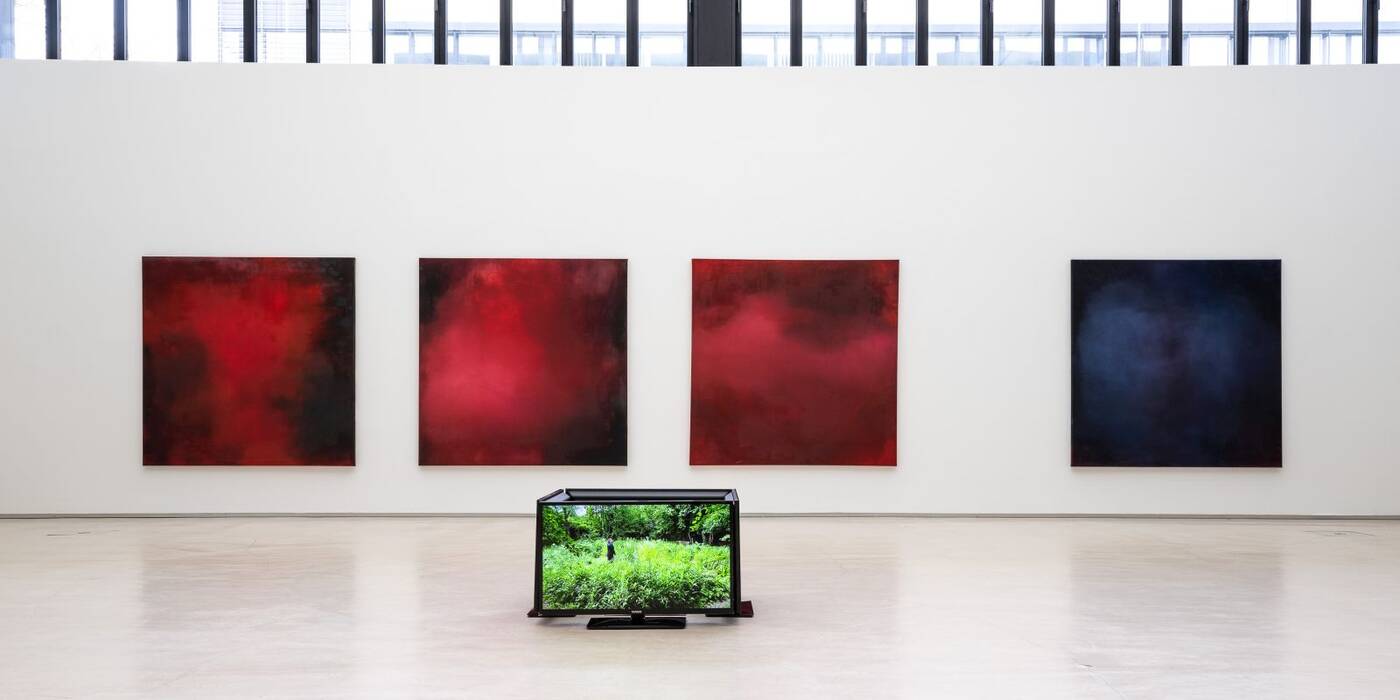 Raumansicht der Ausstellung "Thinking About Video Art - Kunst am Wegesrand" von Anette C. Halm. Bildschirm und Leinwände.
