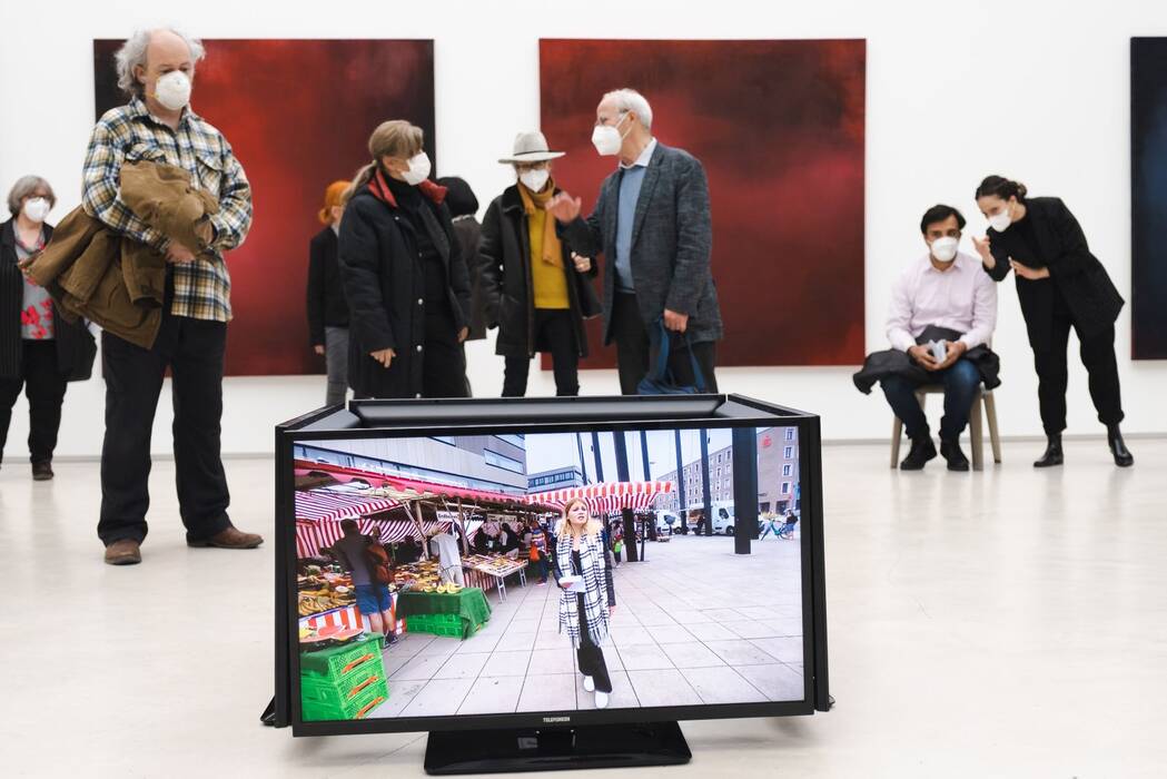 Besucher in der Ausstellung "Thinking About Video Art - Kunst am Wegesrand" von Anette C. Halm. 