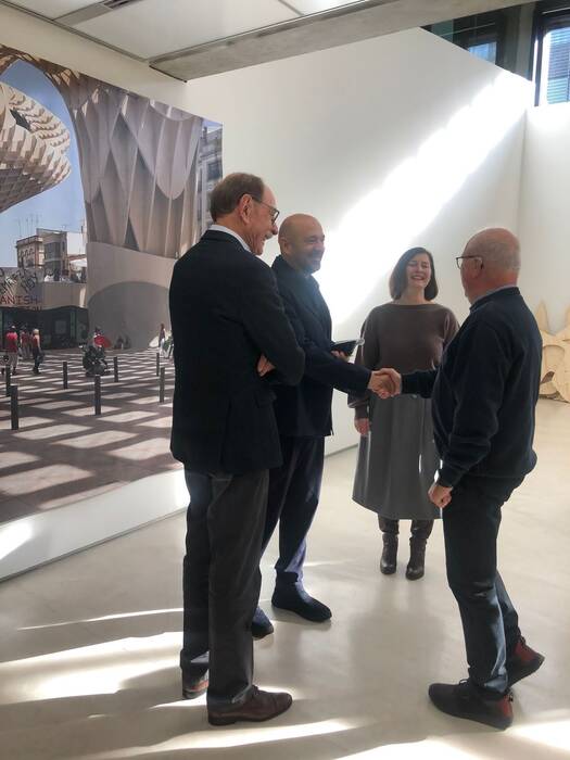 Alt-OB Herbert Rösch, der ehemalige Baubürgermeister Jürgen Fahrlaender und Galerieleiterin Holle Nann bei der Begrüßung von Jürgen Mayer H.