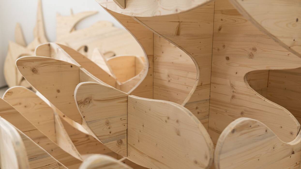 Detailansicht der Skulptur "off.spring" - J.MAYER H. Verschiedene abgerundete, organisch geformte Holzbretter verzahnen sich