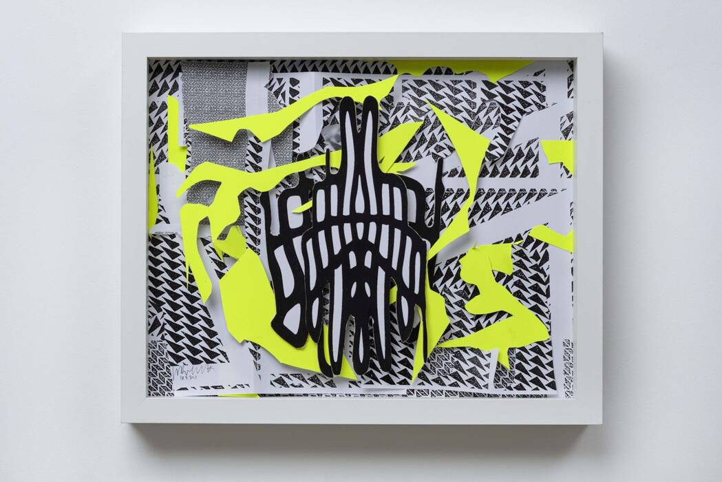 "Data Collage 54" in der Ausstellung J.MAYER.H - Maßstäbe. Das Bild zeigt ein quadratisches, weiß gerahmtes Collagen-Kunstwerk. Im Inneren sind verschiedene Stücke aus Papier in Schwarz, Weiß und leuchtend Gelb übereinandergelegt. Ein zentrales Motiv ist eine schwarz-weiß gestaltete Figur, die an eine architektonische Struktur erinnert.