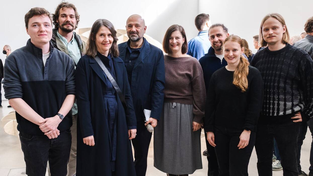 Stararchitekt Jürgen Mayer H. und die Galerieleiterin Holle Nann mit Studentinnen und Studenten der Universität Stuttgart.