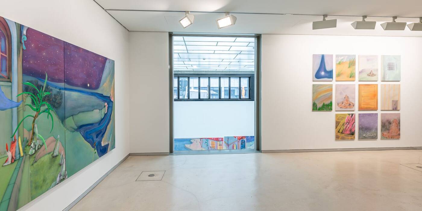 Links eine großformatige Malerei mit einem blauen Fluss. Neben der Glasscheibe hängen rasterartig weitere Landschafts- und Architekurmotive. Ausstellung "Zu viel Blau wird schnell Nacht" von Fabian Treiber.