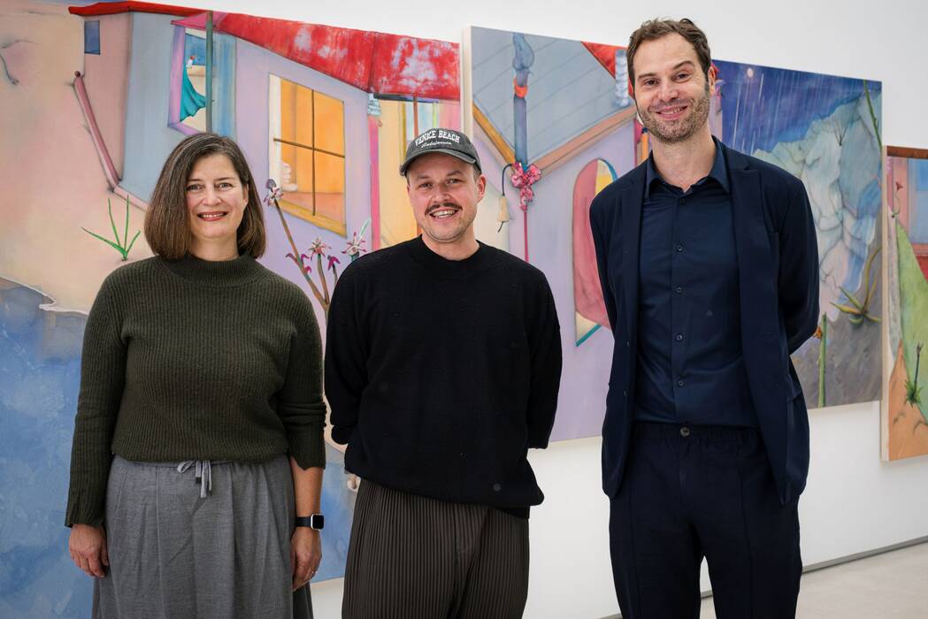 Gruppenbild während der Vernissage "Zu viel Blau wird schnell Nacht": Galerieleiterin Holle Nann mit dem Künstler Fabian Treiber und dem Kurator der Staatsgalerie Hendrik Bündge.