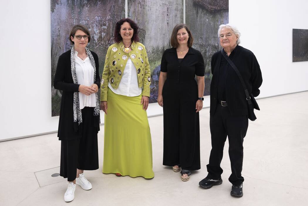 Bürgermeisterin Monika Bader, Künstlerin Isabell Munck, Galerieleiterin Holle Nann und Prof.em. Klaus Honnef.