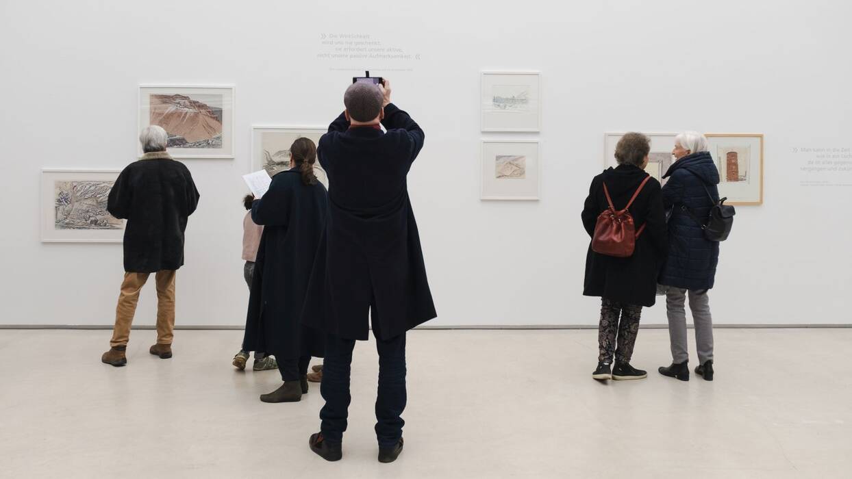 Ausstellungsbesucher betrachten die Exponate während der Vernissage "Fenster zur Welt - Ansichten aus Europa" von Robert Förch.