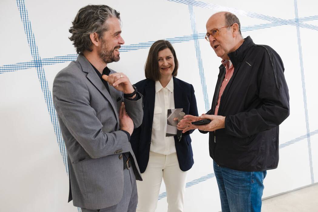 während der Ausstellungseröffnung: FB-Leiter Daniel Blank und Galerieleiterin Holle Nann im Gespräch mit einem Besucher
