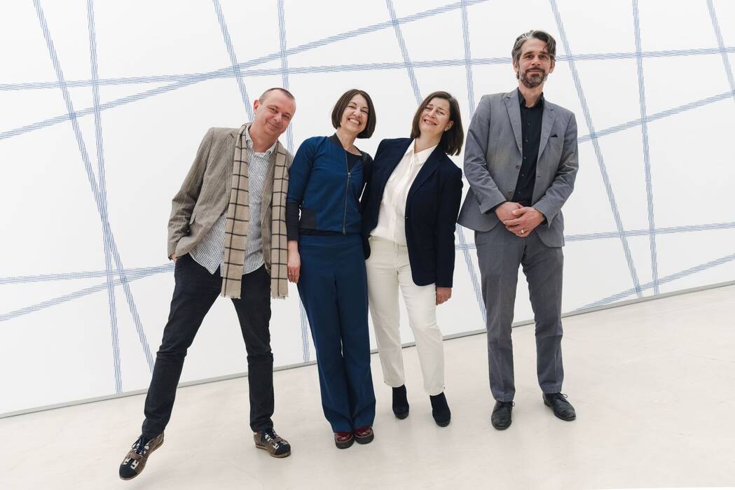 vor der Raumzeichnung von ststs: v. l. n. r. Steffen Schlichter, Stef Stagel,  gemeinsam ststs, Galerieleiterin Holle Nann und FB-Leiter, Daniel Blank