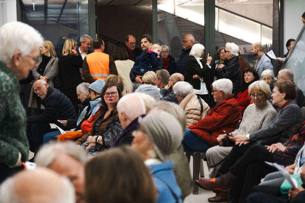 zahlreiche Besucherinnen und Besucher anlässlich der Ausstellungseröffnung