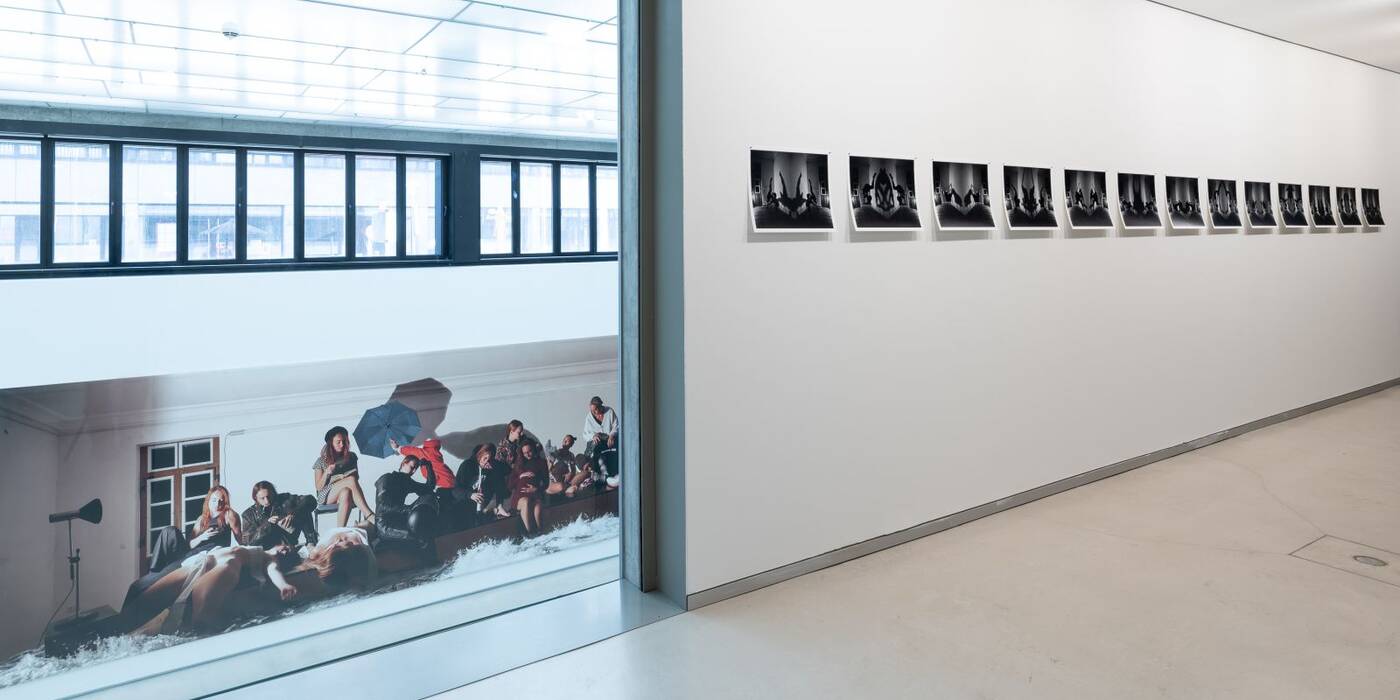 Blick aus dem Erdgeschoss in den großen Ausstellungsraum, links "Untergang der Méduse, rechts 13 Drucke aus der Serie "Allegorie auf Rorschach", 2023
