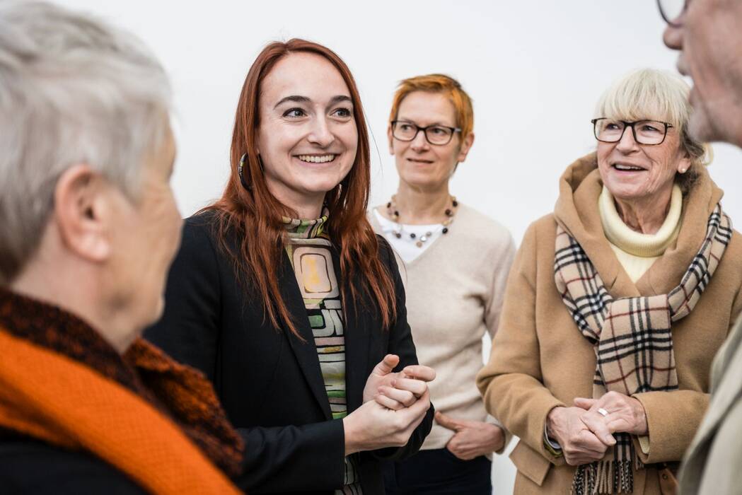 Hannah J. Kohler bei der Eröffnung im Gespräch mit Besucher*innen.
