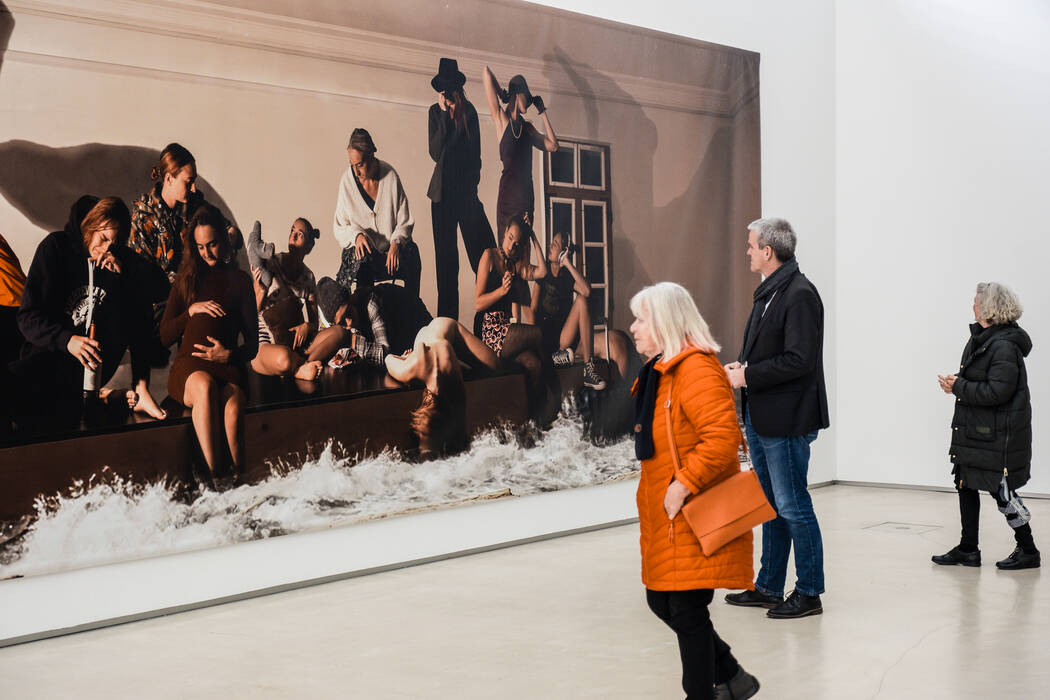 Besucher*innen vor der "Untergang der Méduse", einer großformatigen Fotoarbeit an der Galeriewand