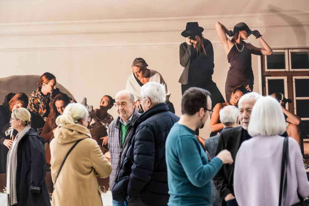 zahlreiche Besucher*innen unterhalten sich angeregt während der Ausstellungseröffnung