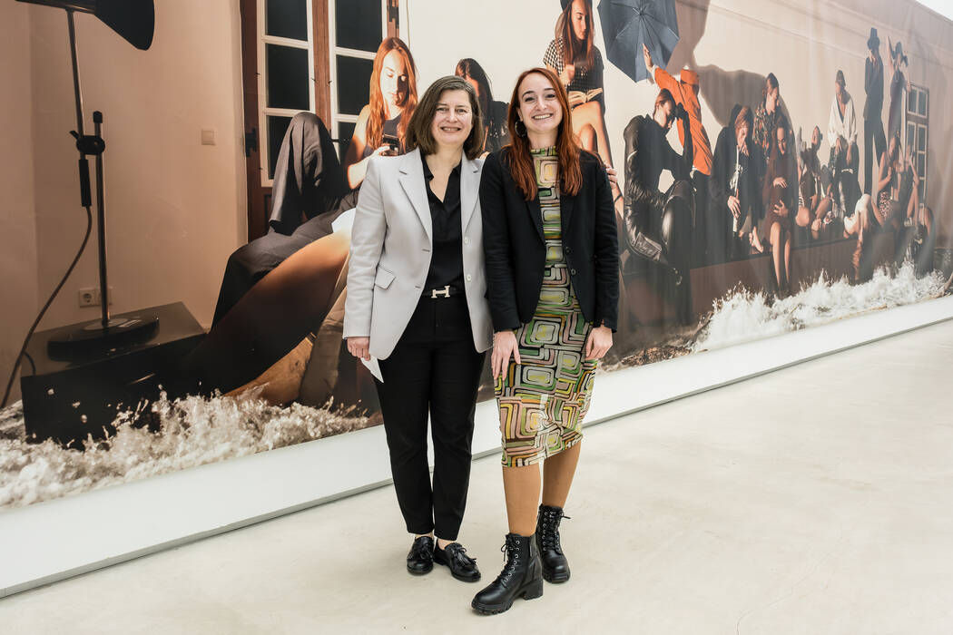 Galerieleiterin Holle Nann und Künstlerin Hannah J. Kohler vor dem großen Werk "Untergang der Méduse", 2023/ 2024