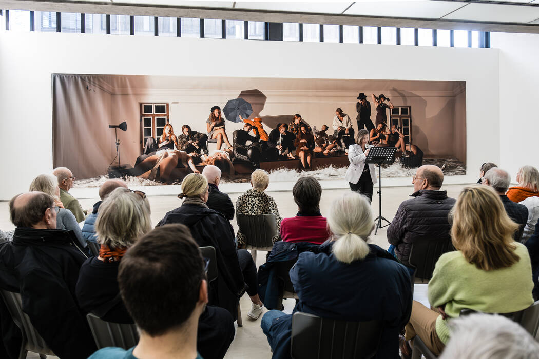 Galerieleiterin Holle Nann bei ihrer Einführung in die Ausstellung vor zahlreichen Besucher*innen