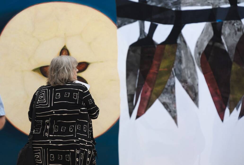 Besucherin vor dem Bild "Inside The Apple", 2015 von Antje majewski, das einen aufgeschnittenen Apfel zeigt 