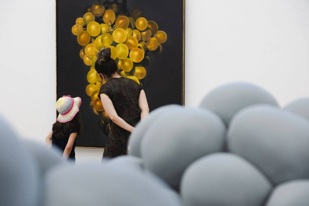 Besucherinnen vor dem Bild von Karin Kneffel "Goldene Trauben", 1998