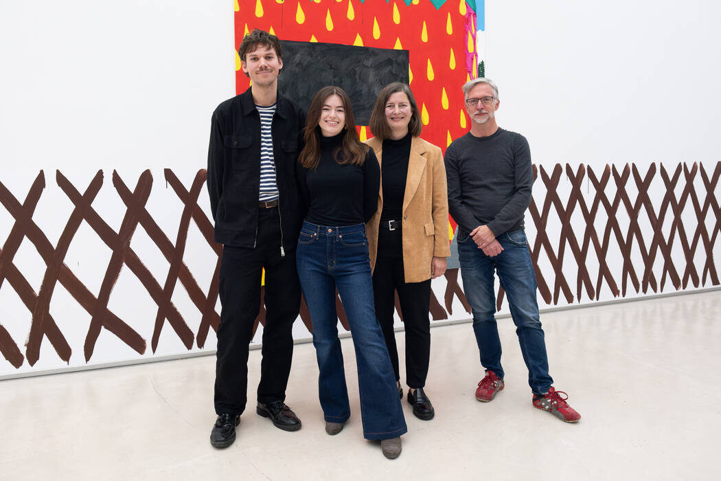 Foto anlässlich der Eröffnung der Ausstellung "Parklife", Carlo Krone. V. l. n. r.: Künstler Carlo Krone, Rednerin Jennifer Braun, The Gen Z Art Critic, Galerieleiterin Holle Nann und Bürgermeister Michael Lübke