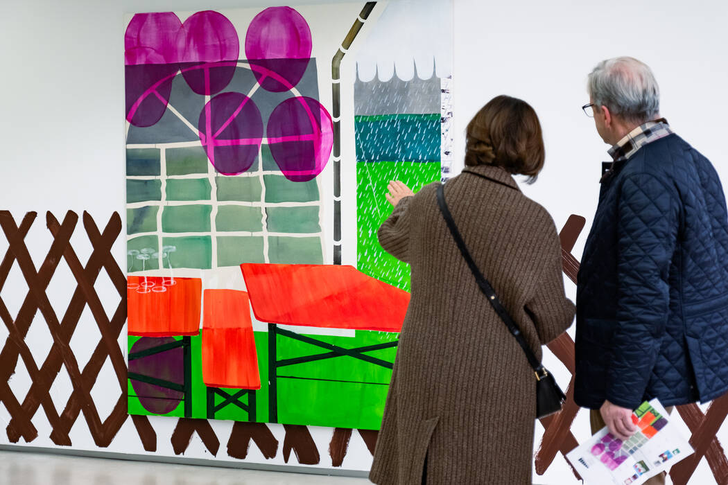 Besucherinnen vor dem Werk "pavilion", 2025 von Carlo Krone in der Ausstellung "Parklife"