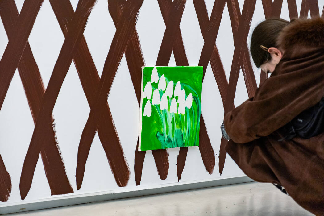 Besucherin vor dem Werk "die ersten", 2025 von Carlo Krone in der Ausstellung "Parklife"