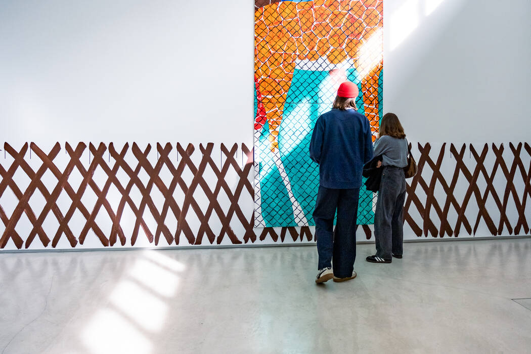 Besucherinnen vor dem Werk "masche", 2025 von Carlo Krone in der Ausstellung "Parklife"