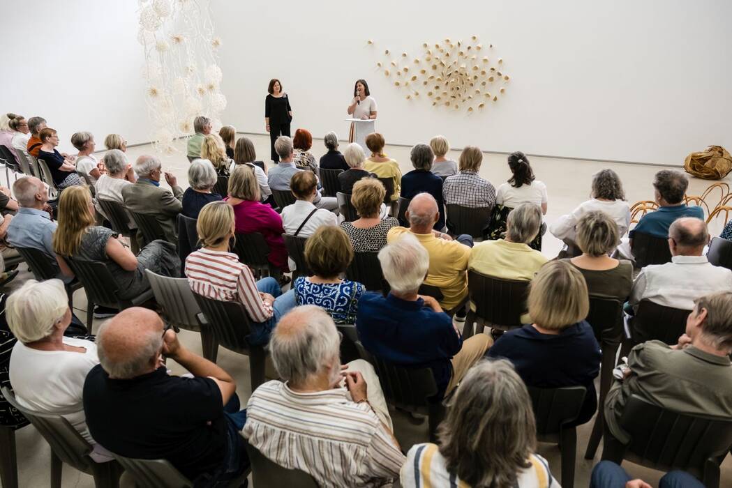 Ausstellungseröffnung "Luftwurzeln und Blütentanz" von Hannelore Weitbrecht am 6. Juli mit zahlreichen Besucherinnen und Besuchern