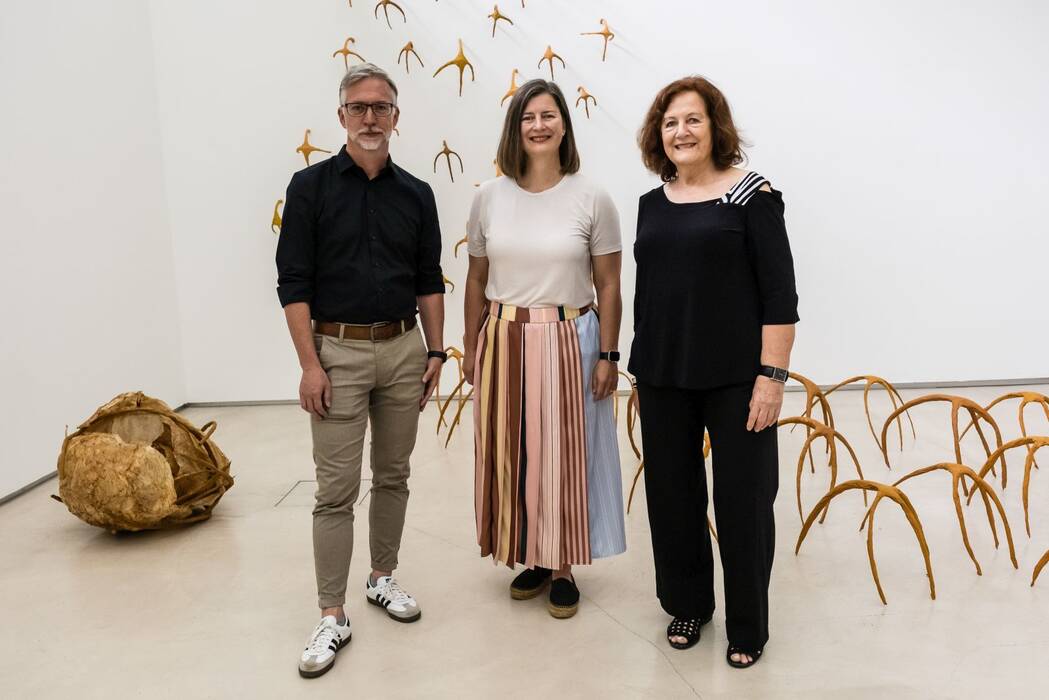 von links nach rechts: Michael Lübke, begrüßender Bürgermeister anlässlich der Ausstellungseröffnung "Luftwurzeln und Blütentanz", Galerieleiterin Holle Nann und Künstlerin Hannelore Weitbrecht
