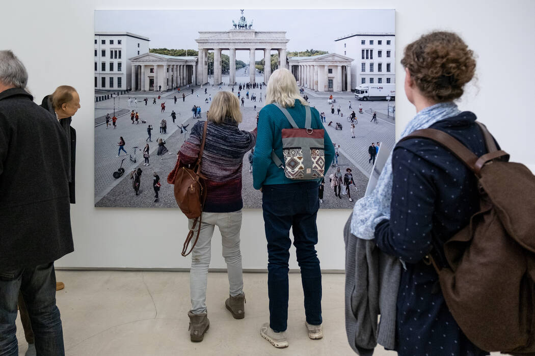 Ausstellungsbesucher vor "Pariser Platz, Berlin, Deutschland", 2020, aus der Serie "Places of Interest" von Rainer Zerback