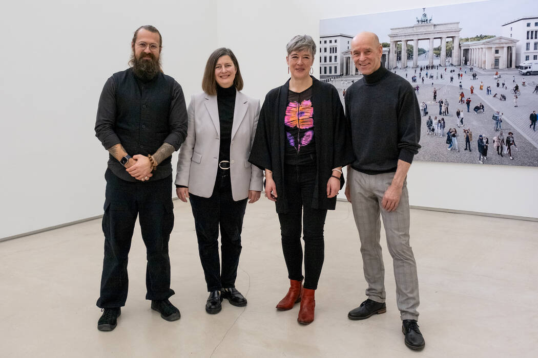 Gruppenfoto - von links nach rechts - Maxim Dondyuk, Galerieleiterin Holle Nann, Dr. Katrin Burtschell, Kunsthistorikerin, und Rainer Zerback