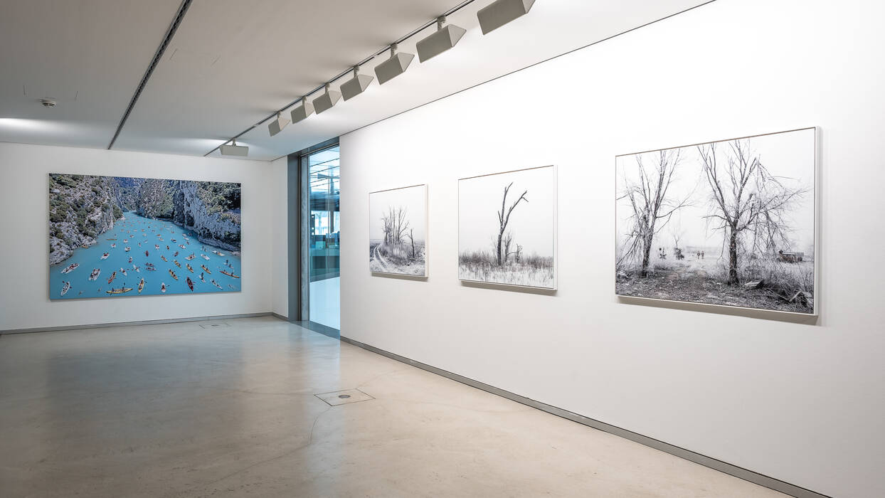 Drei Fotos von Maxym Dondyuk aus der weissen Serie und Ein Grossfoto von Rainer Zerback "Gorges du Verdon" aus der Serie Places of Interest