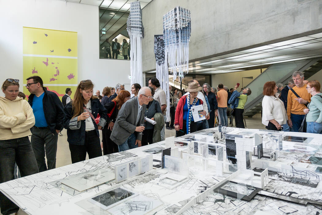 Vernissagepublikum vor "My inner City" von Karl-Heinz Bogner