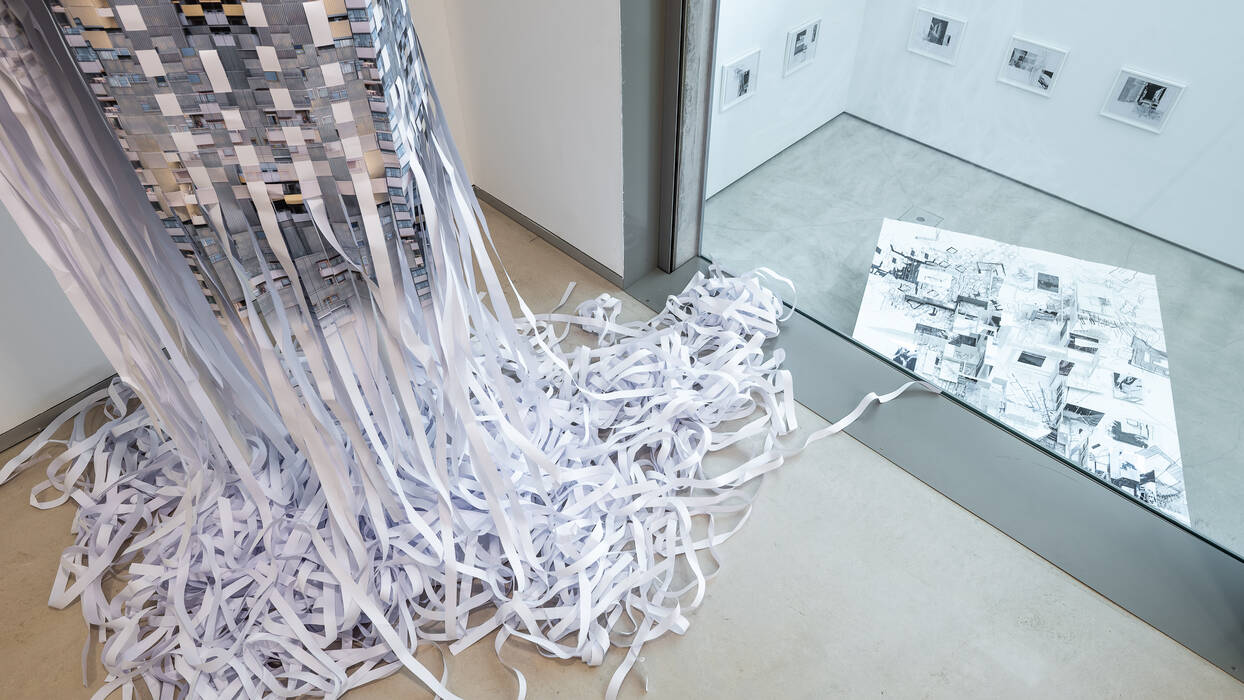 Blick vom oberen Ausstellungsraum ins UG, im Vordergrund "Das Nest" von Marc Dittrich, im UG "My inner City" von Karl-Heinz Bogner