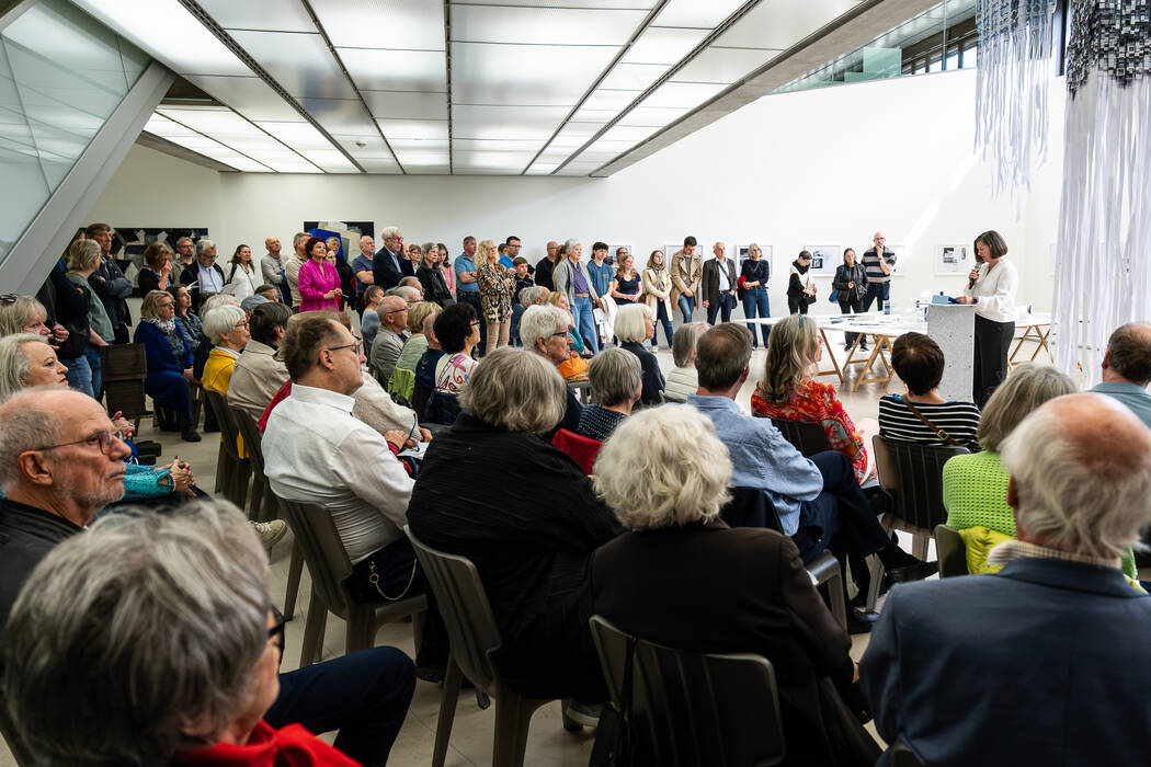Vernissagepublikum lauscht der Einführung von Galerieleiterin Holle Nann
